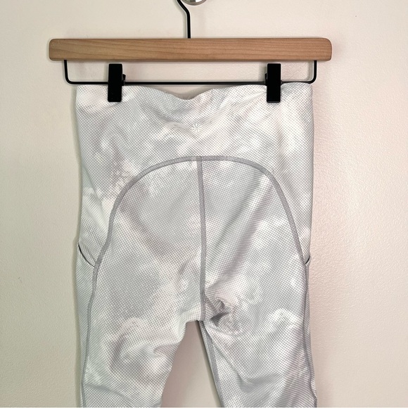 ATHLETA Ultimate Stash Pocket Printed Capri - Picture 11 of 13